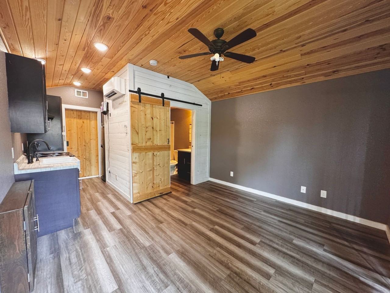 111 Robinson St - Photo 3 of 6