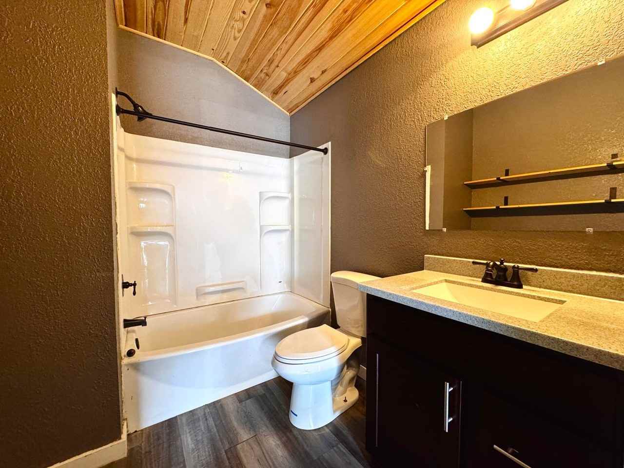 111 Robinson St - Photo 4 of 6