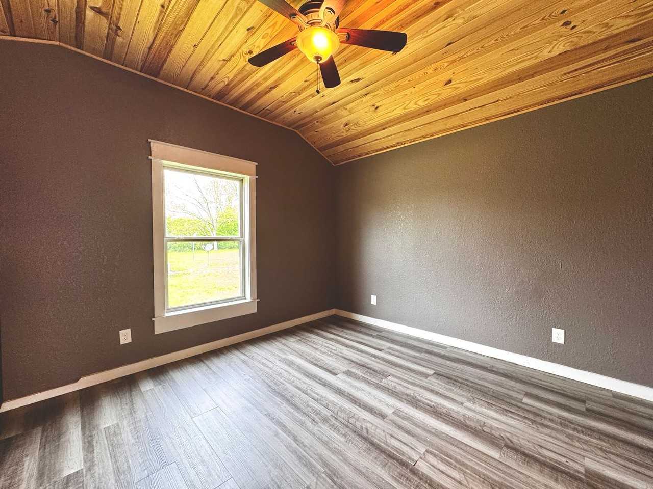 111 Robinson St - Photo 6 of 6
