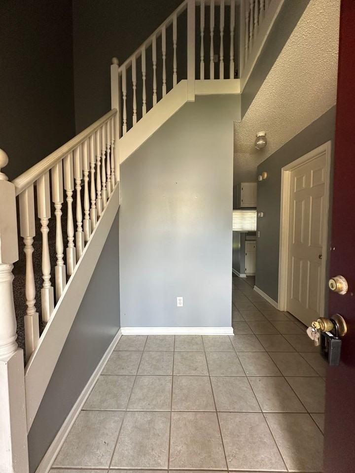 105 S Springview Dr - Photo 2 of 29