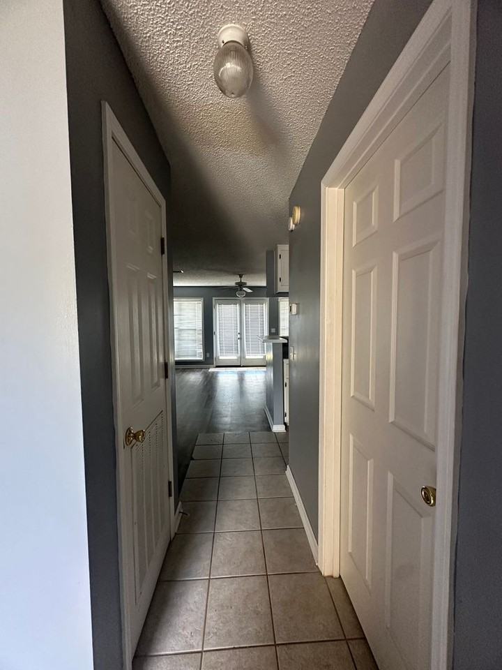 105 S Springview Dr - Photo 3 of 29