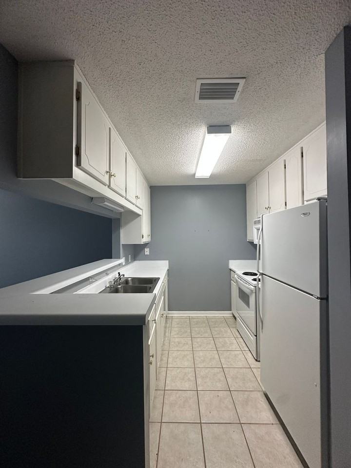 105 S Springview Dr - Photo 6 of 29