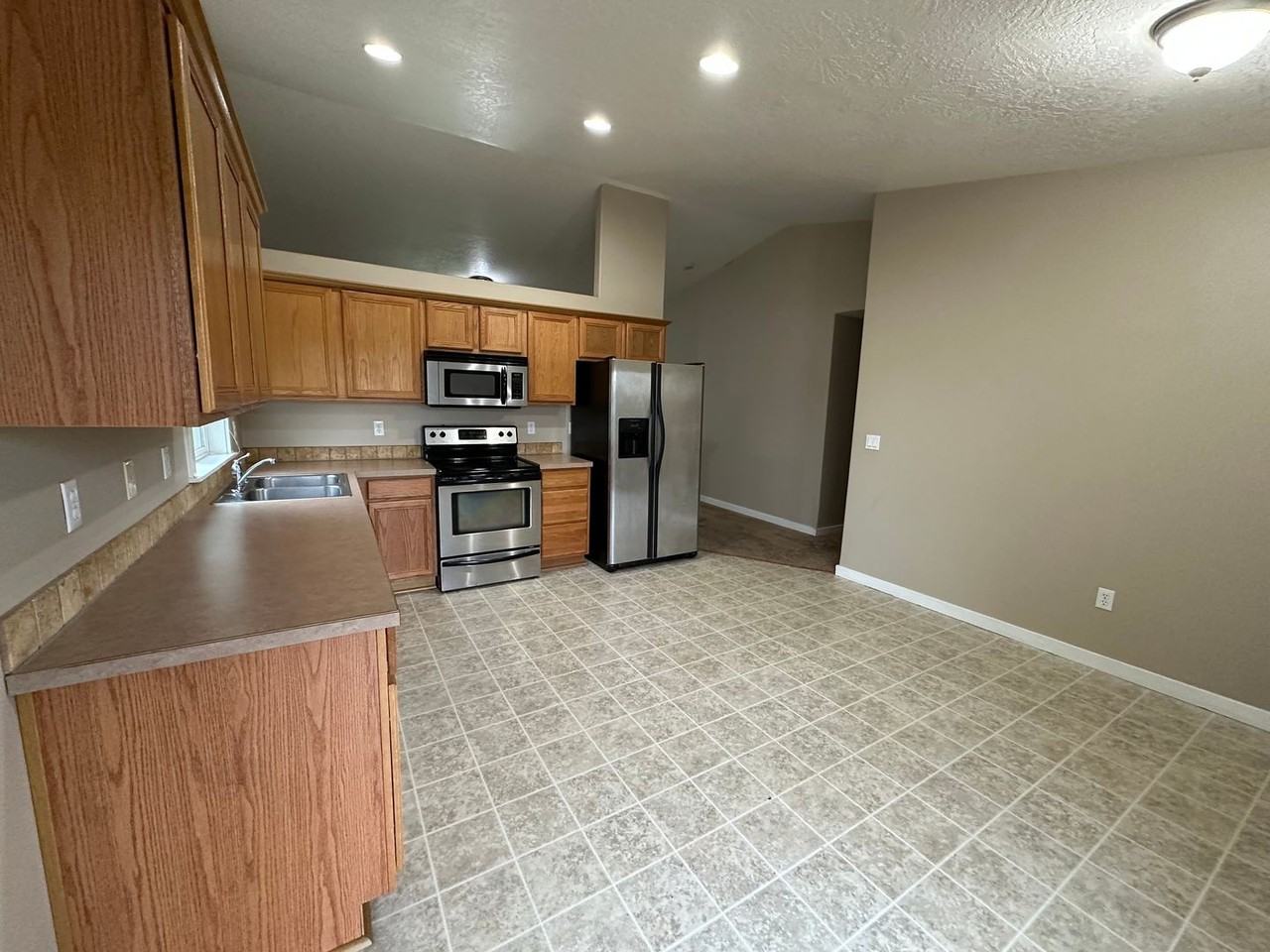 646 Trinity St Ne - Photo 2 of 13