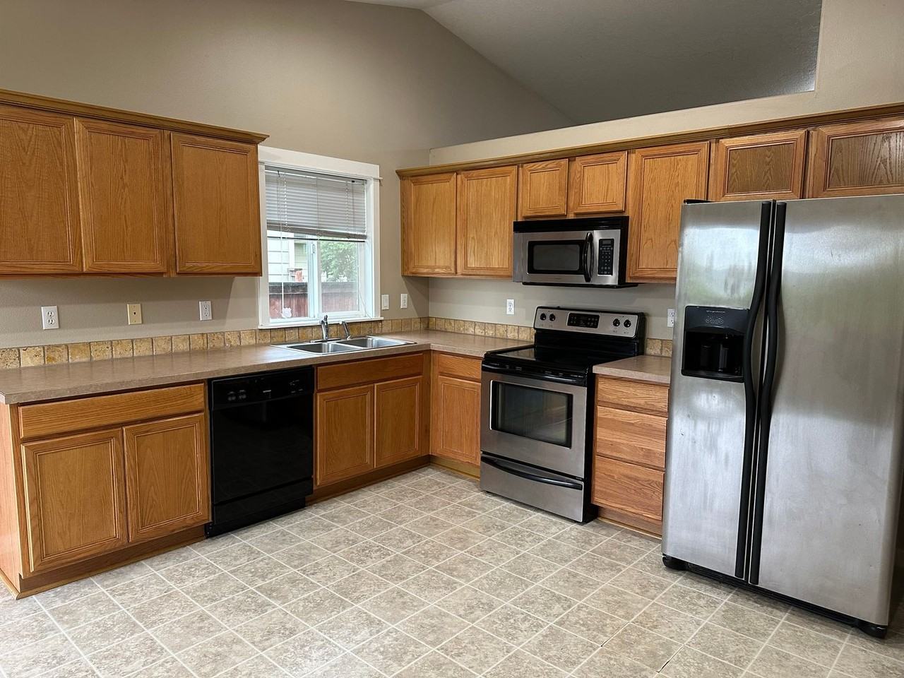 646 Trinity St Ne - Photo 3 of 13