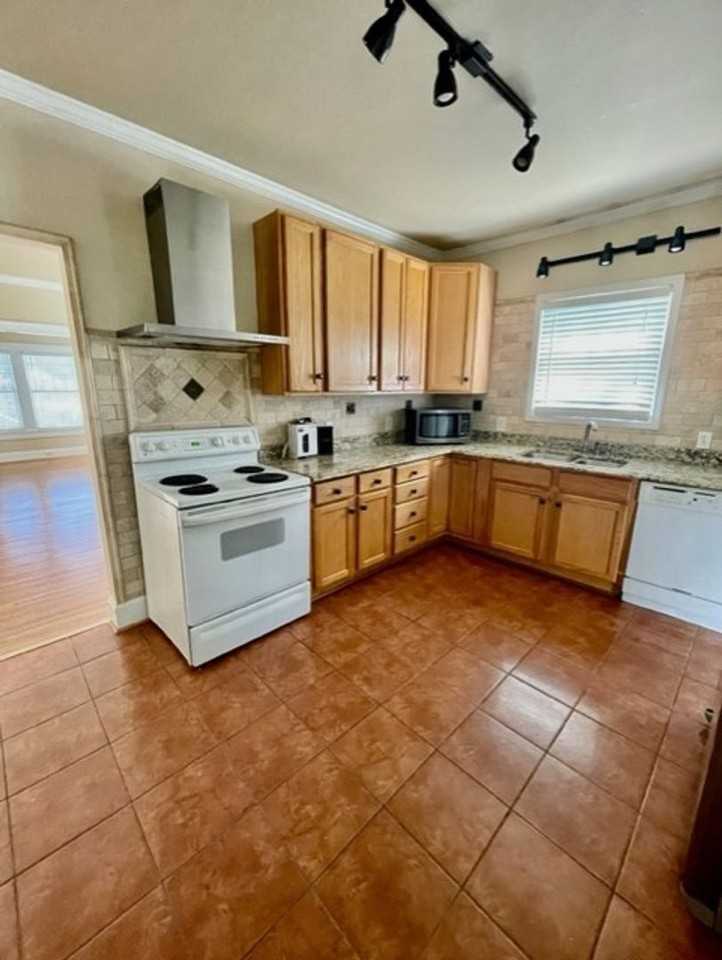 401 Wesley Heights Way - Photo 4 of 20