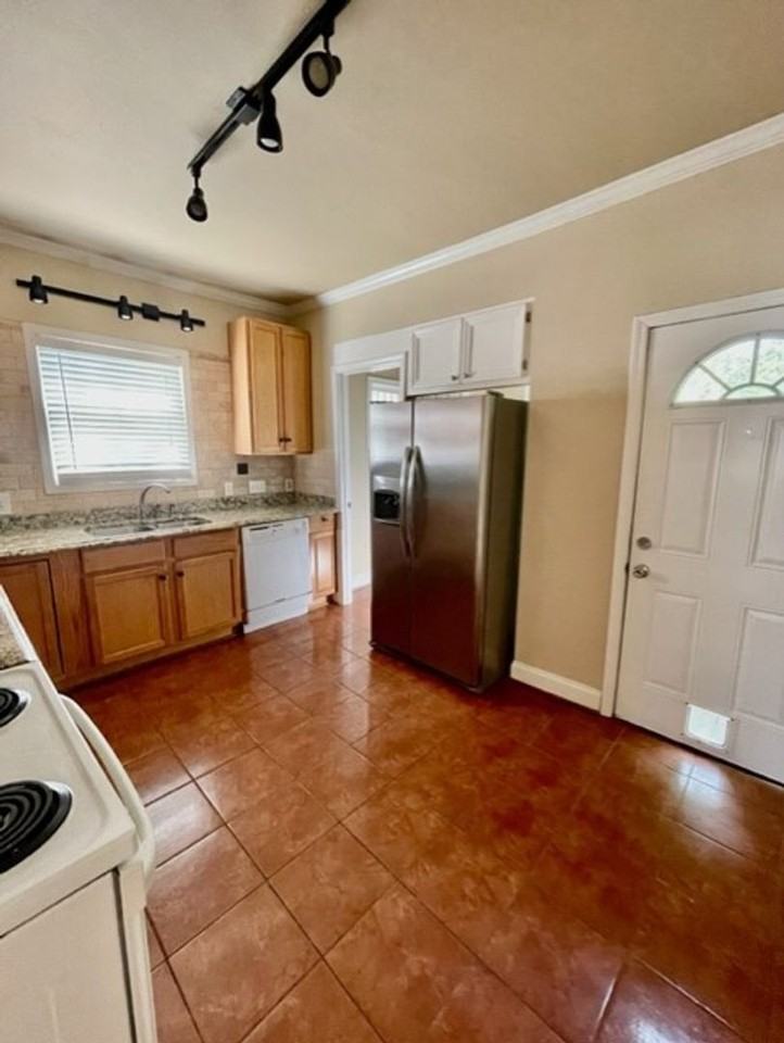 401 Wesley Heights Way - Photo 5 of 20