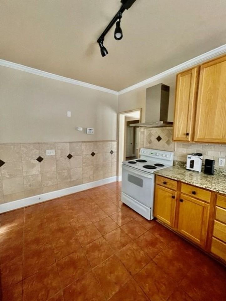 401 Wesley Heights Way - Photo 6 of 20