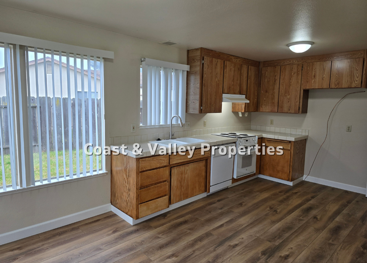 18552 Kennedy St - Photo 3 of 9