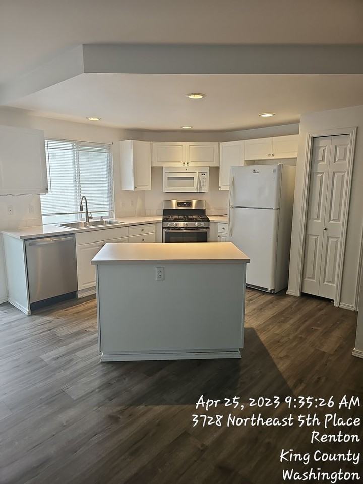 3728 Ne 5th Pl - Photo 4 of 16