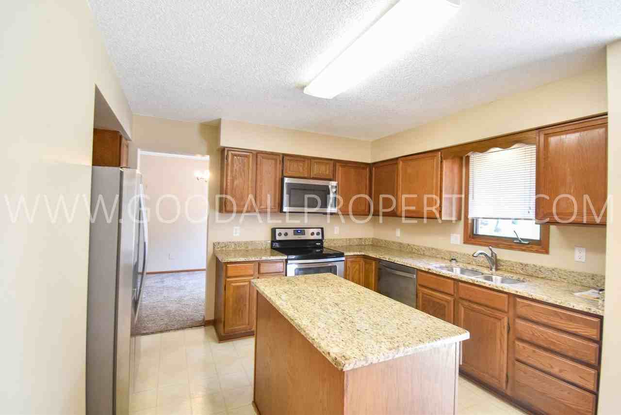 1104 Prairie View Dr - Photo 2 of 29