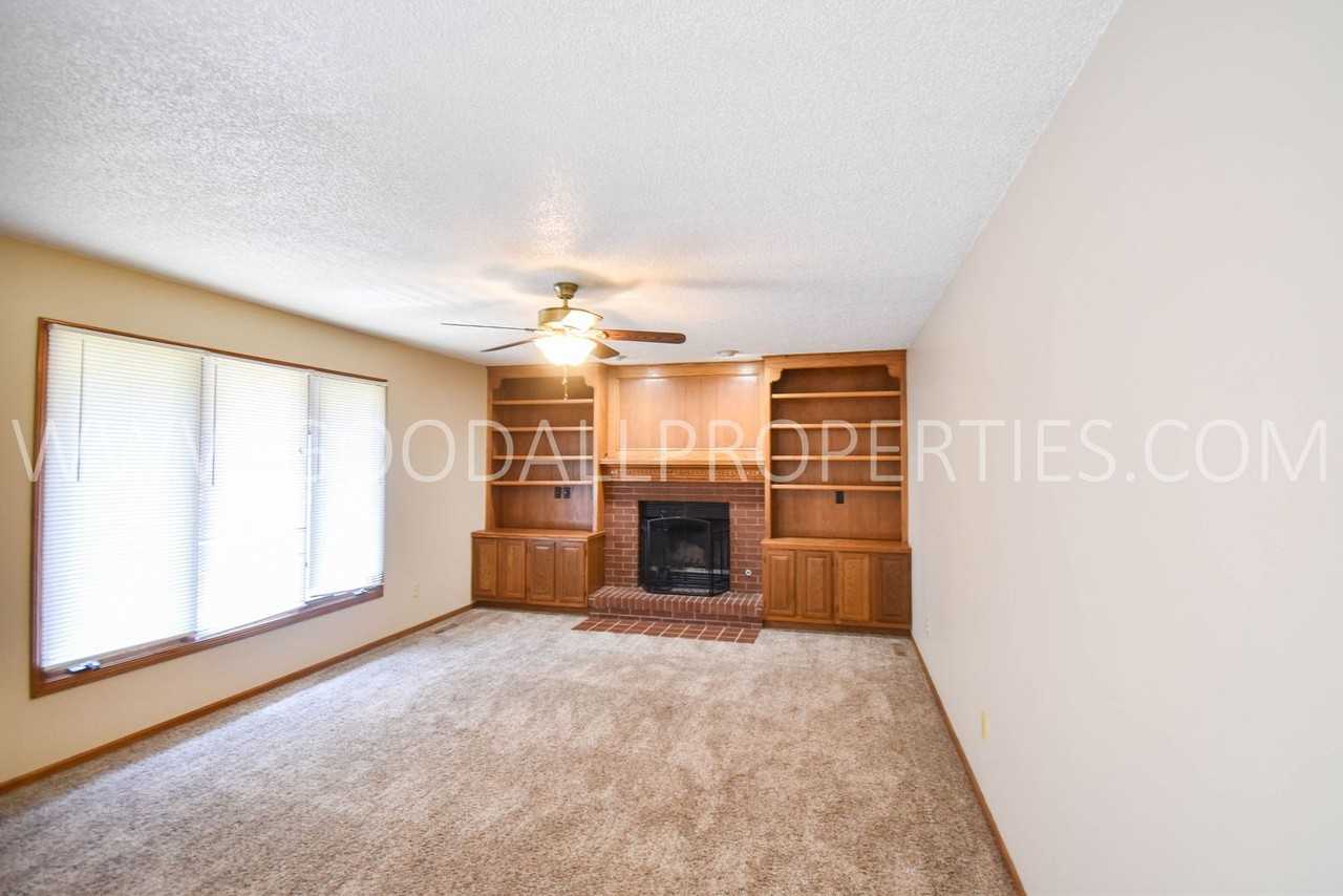 1104 Prairie View Dr - Photo 4 of 29