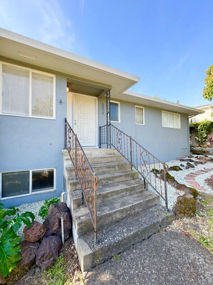 2039 Gold St - Photo 2 of 12