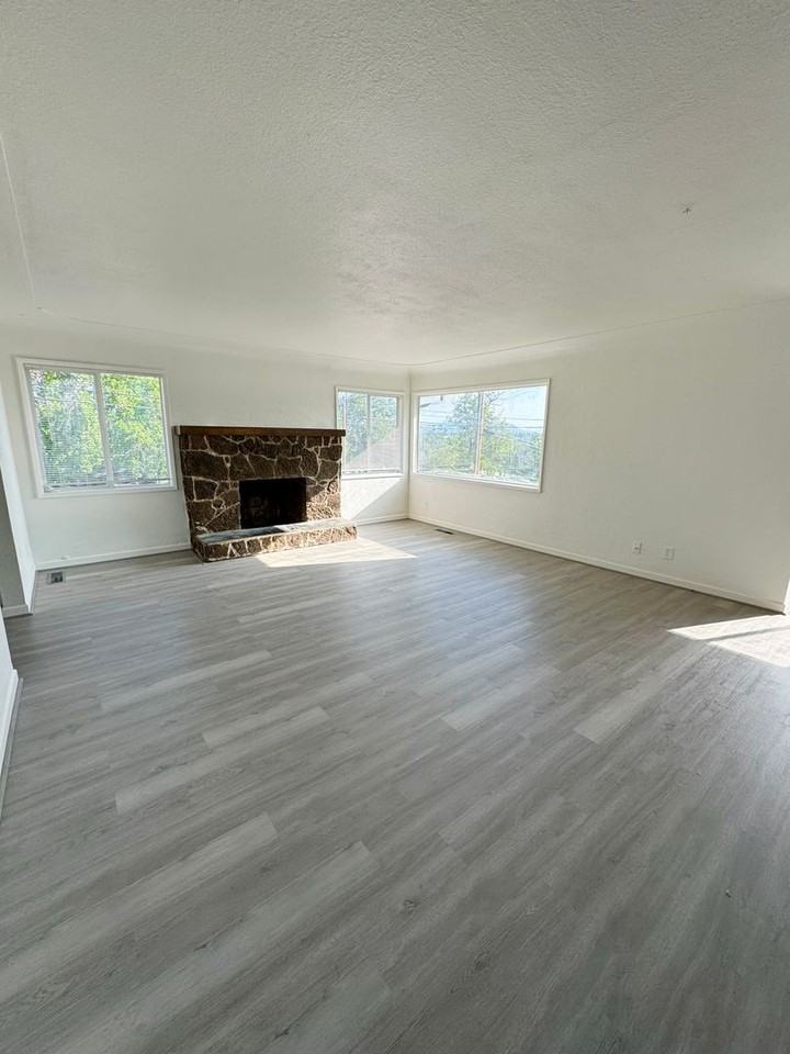 2039 Gold St - Photo 3 of 12