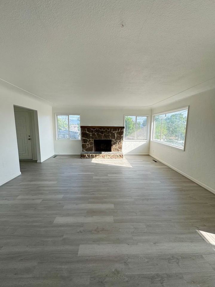 2039 Gold St - Photo 4 of 12