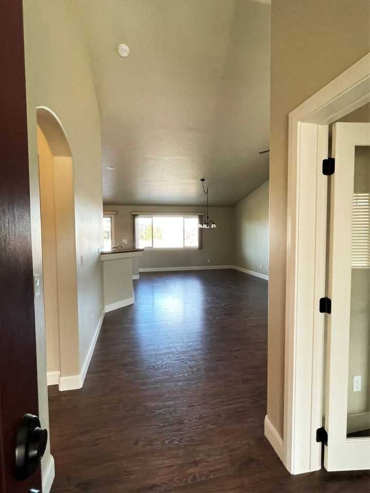 5694 W Combermere Dr - Photo 4 of 33