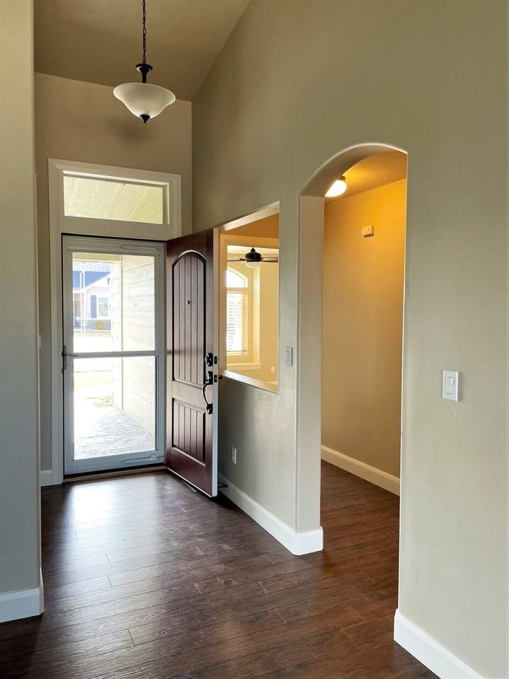 5694 W Combermere Dr - Photo 5 of 33