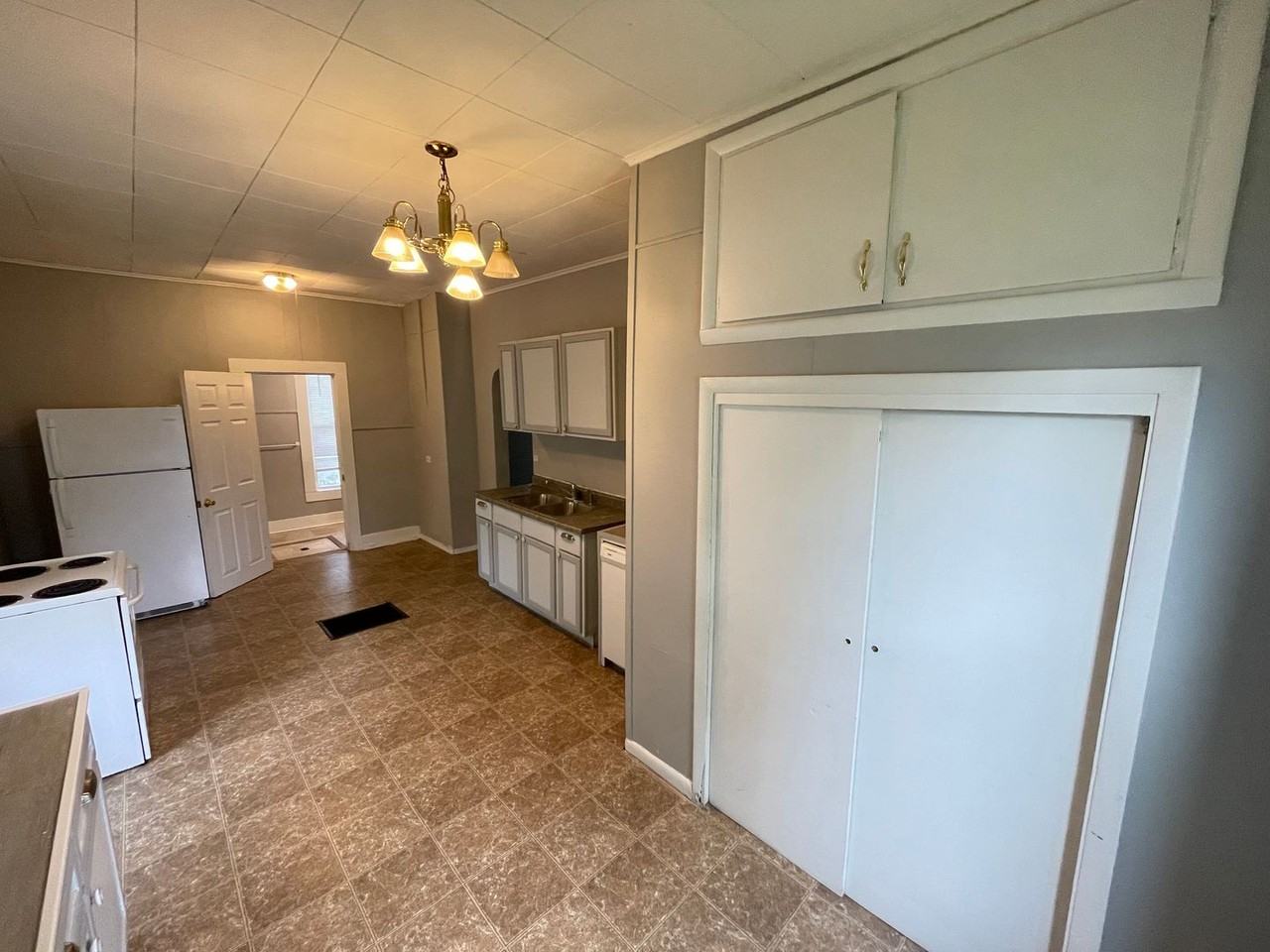 421 N Indiana St - Photo 2 of 15