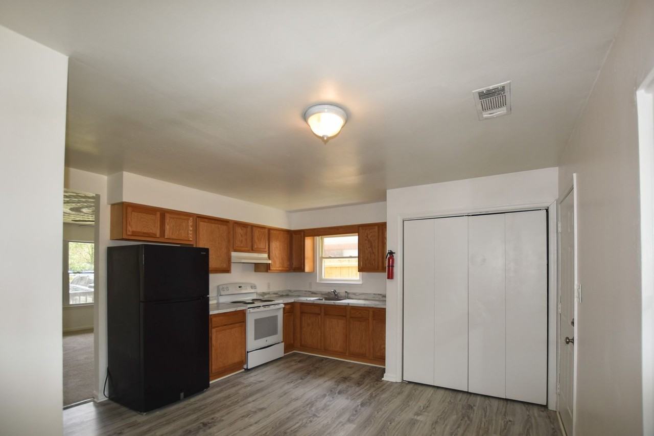 2920 S Cape Henry Ave - Photo 2 of 35