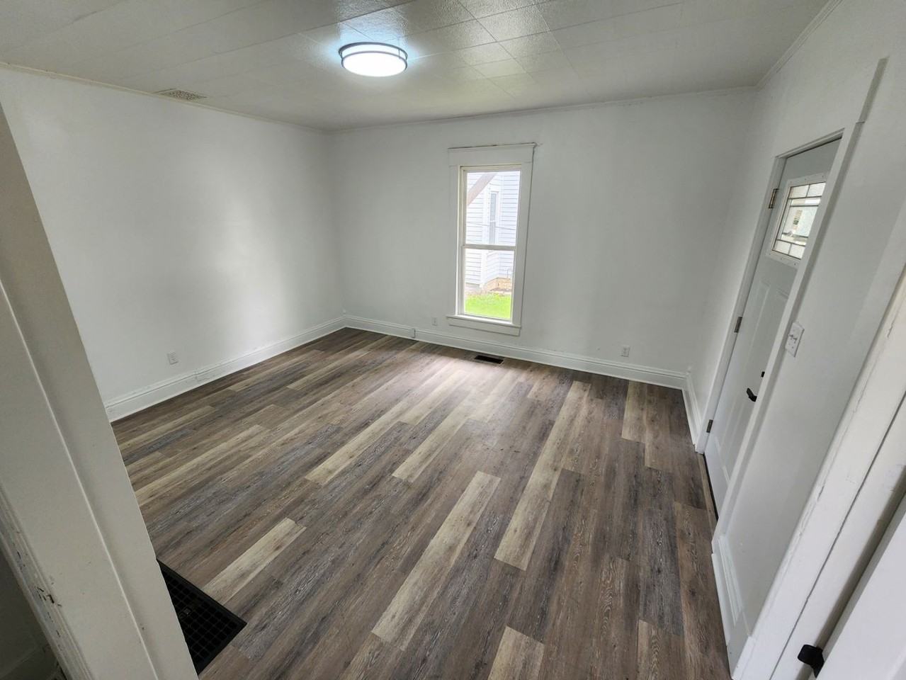 1230 1/2 W Wayne St - Photo 2 of 7