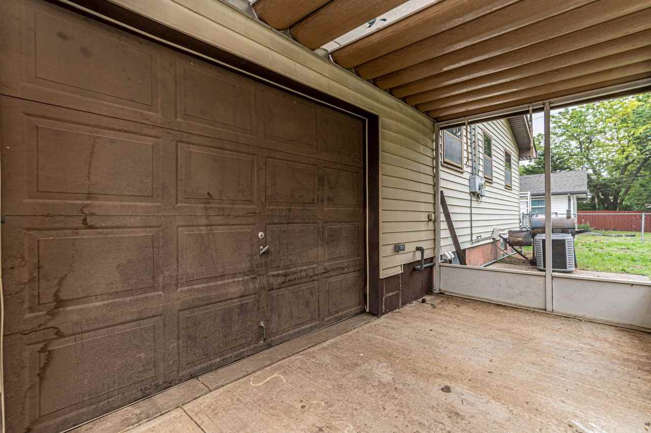 1011 Skyline Dr - Photo 2 of 33