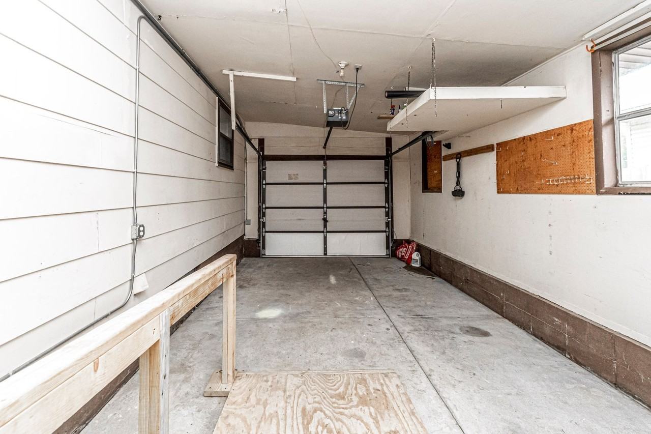 1011 Skyline Dr - Photo 4 of 33