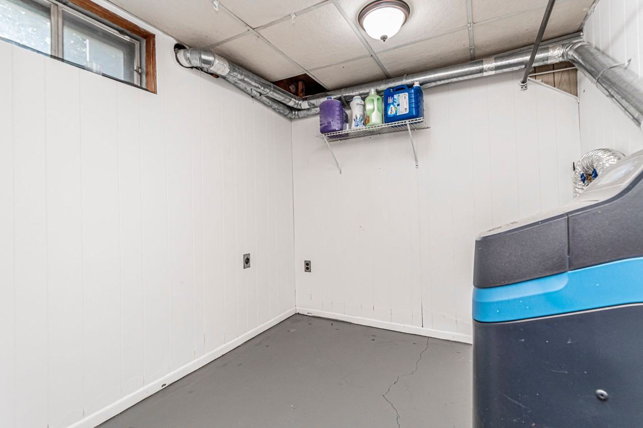 1011 Skyline Dr - Photo 6 of 33