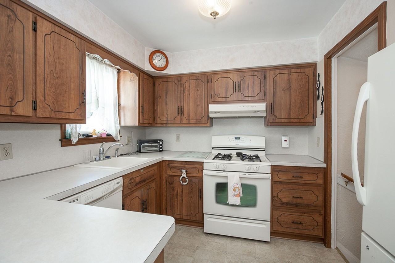 8310 Salisbury Dr - Photo 2 of 32
