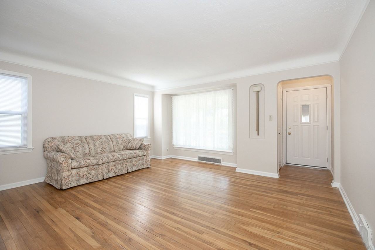 8310 Salisbury Dr - Photo 3 of 32