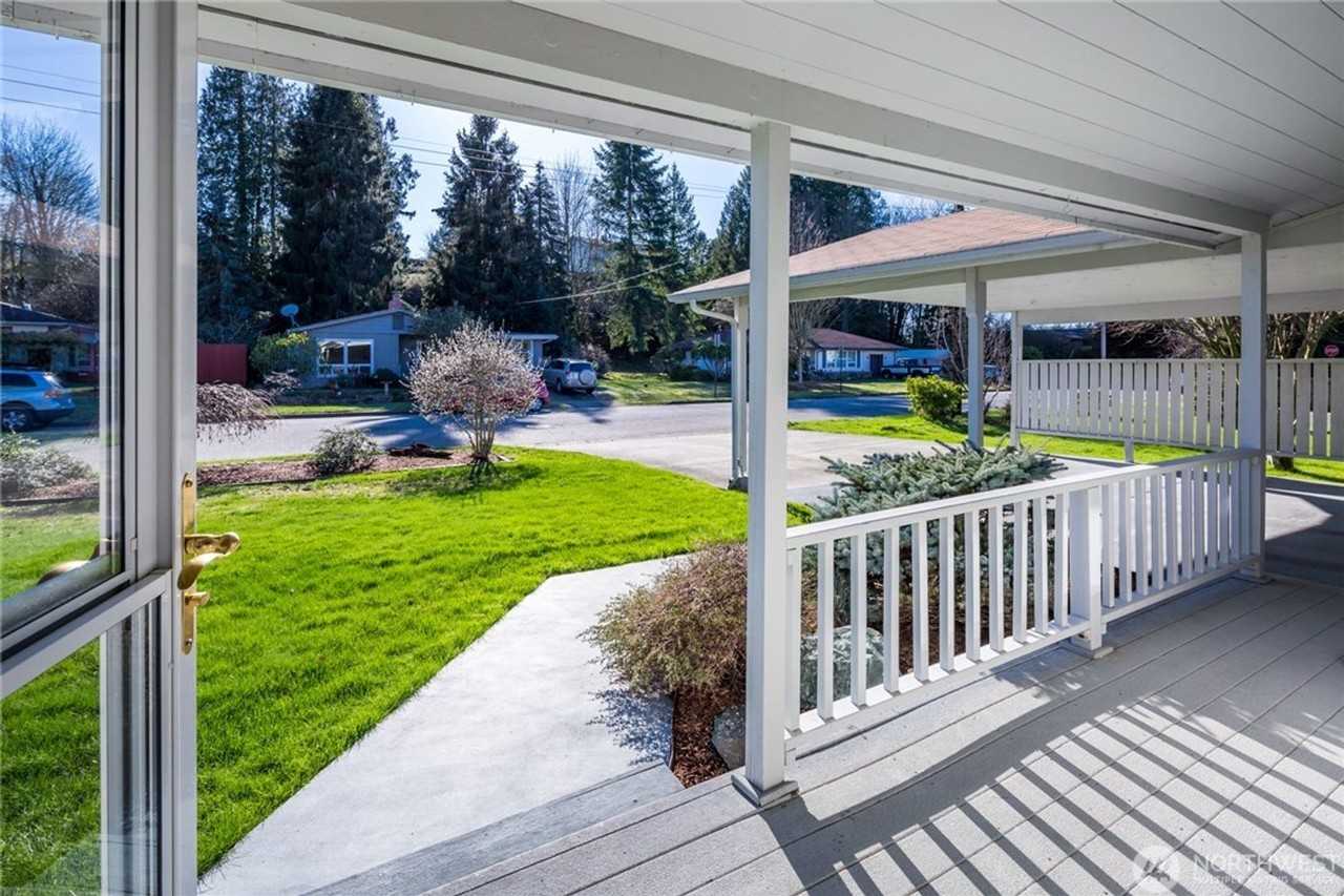 1007 E 4th St - Photo 3 of 22