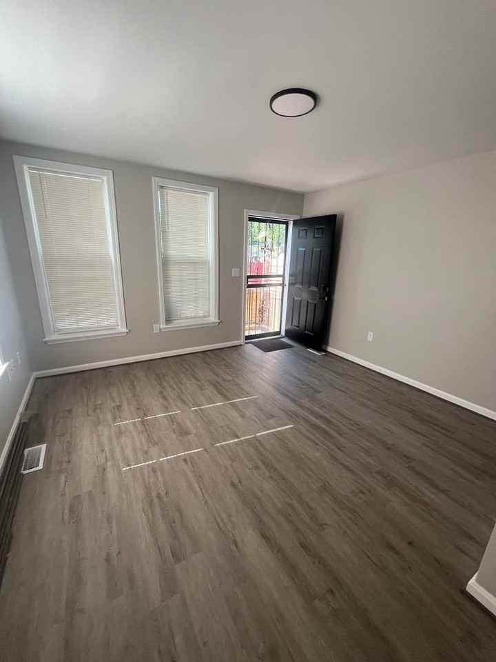 1909 Owen Street - Photo 3 of 19