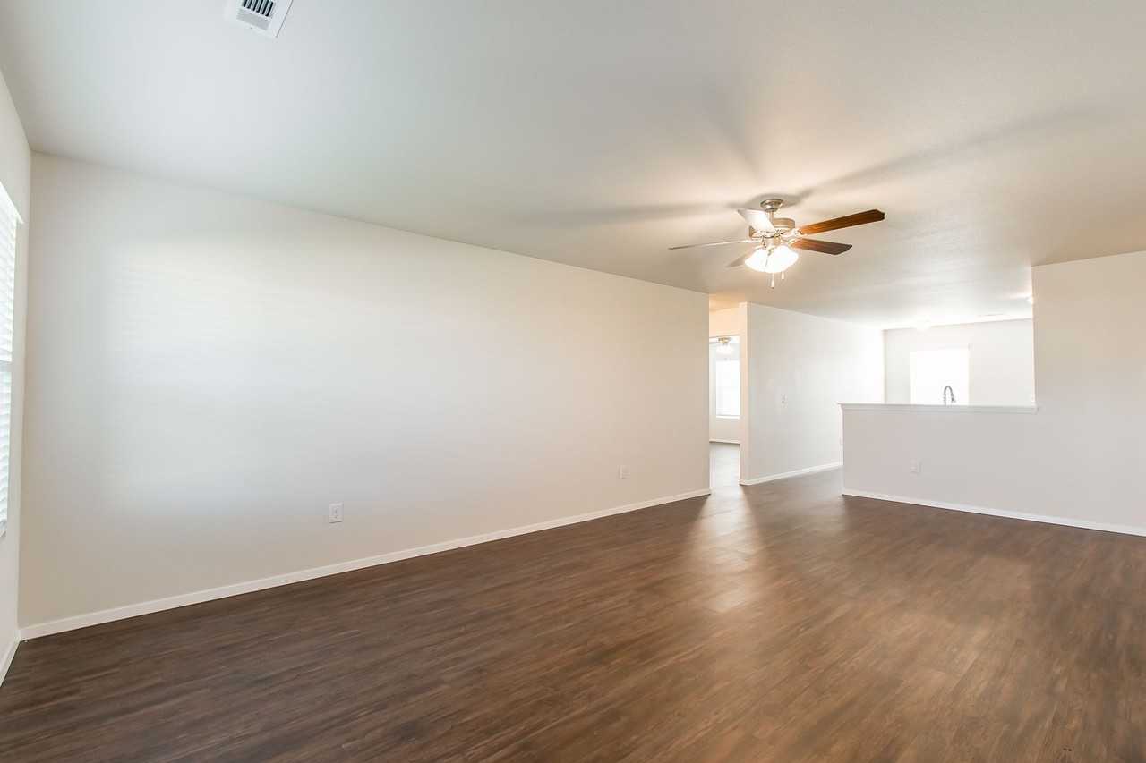 207 Pecan St - Photo 2 of 16