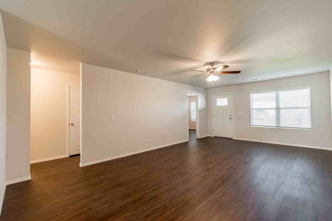 207 Pecan St - Photo 3 of 16