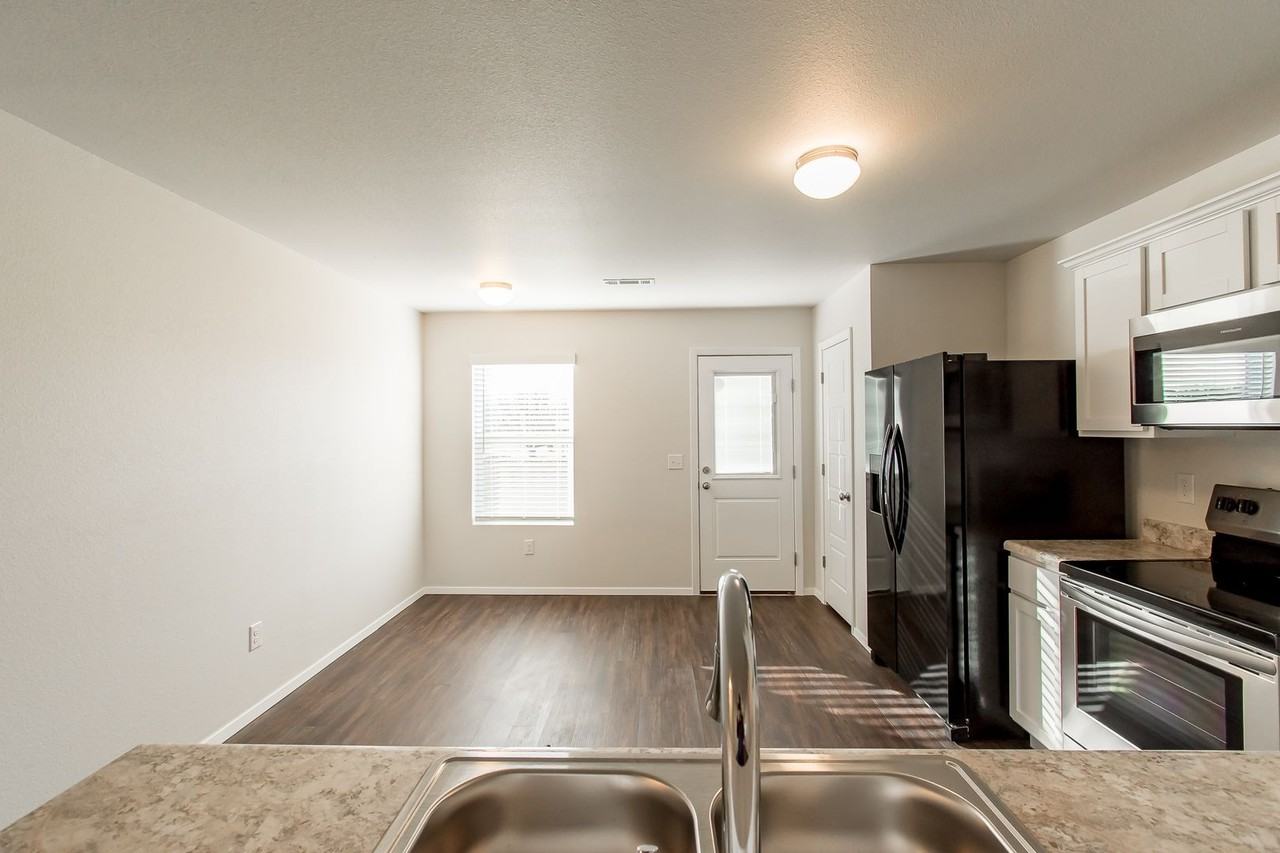 207 Pecan St - Photo 4 of 16
