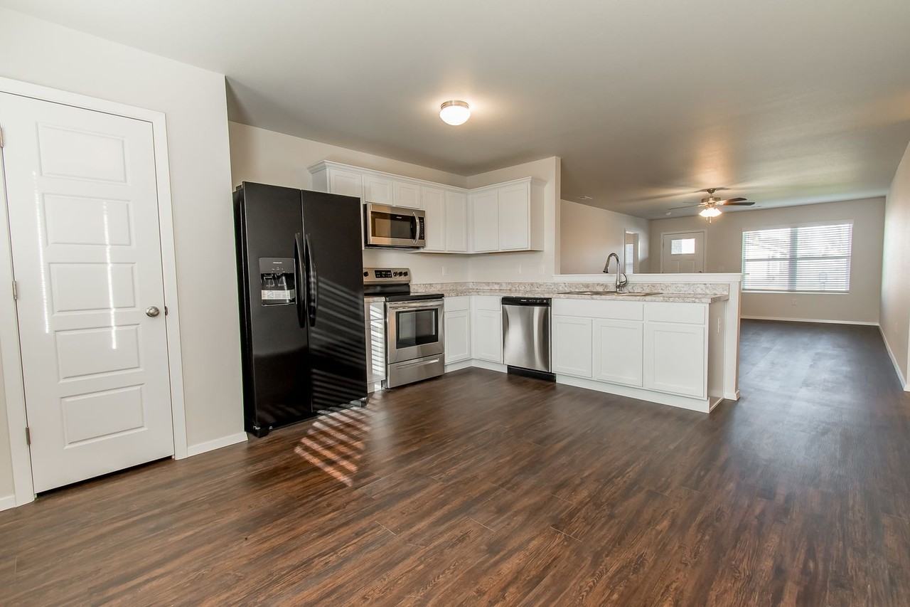 207 Pecan St - Photo 5 of 16