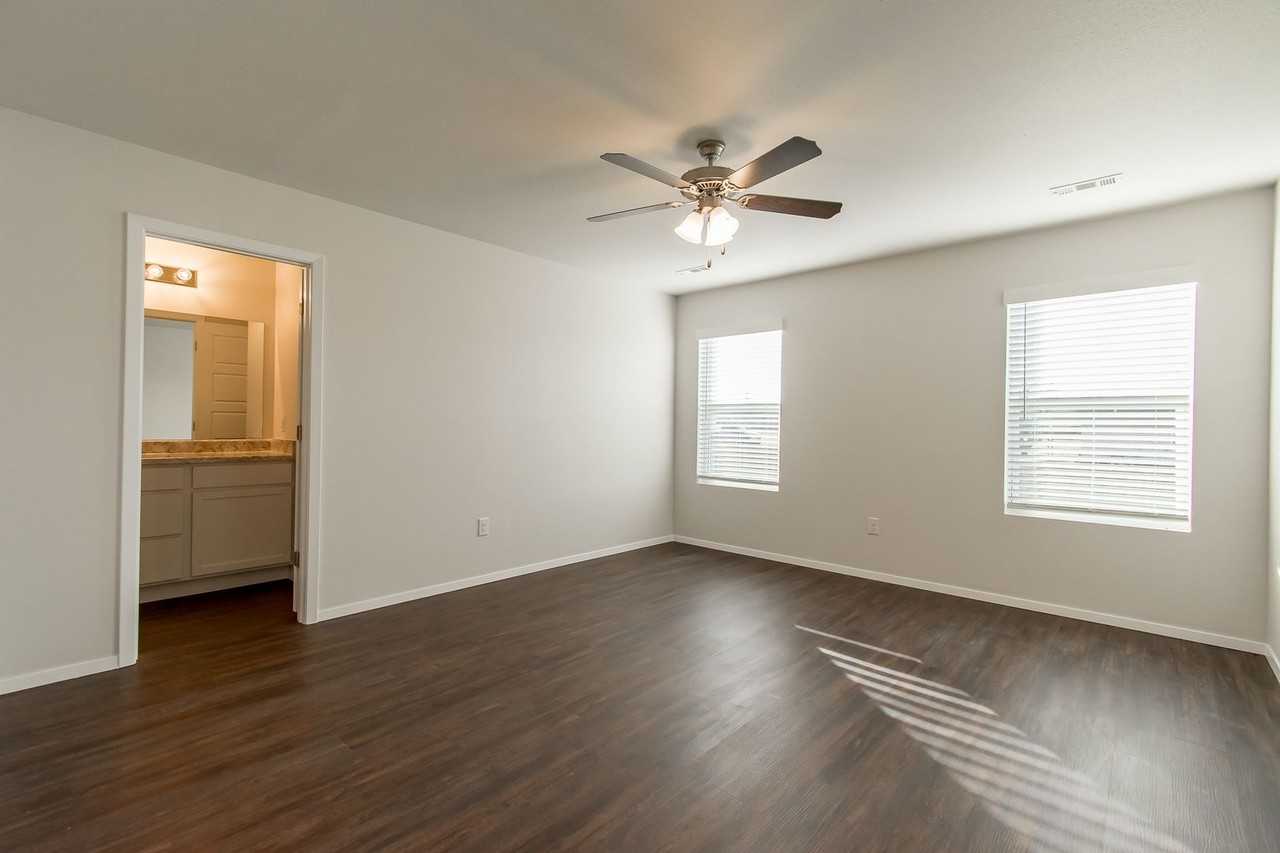 207 Pecan St - Photo 7 of 16