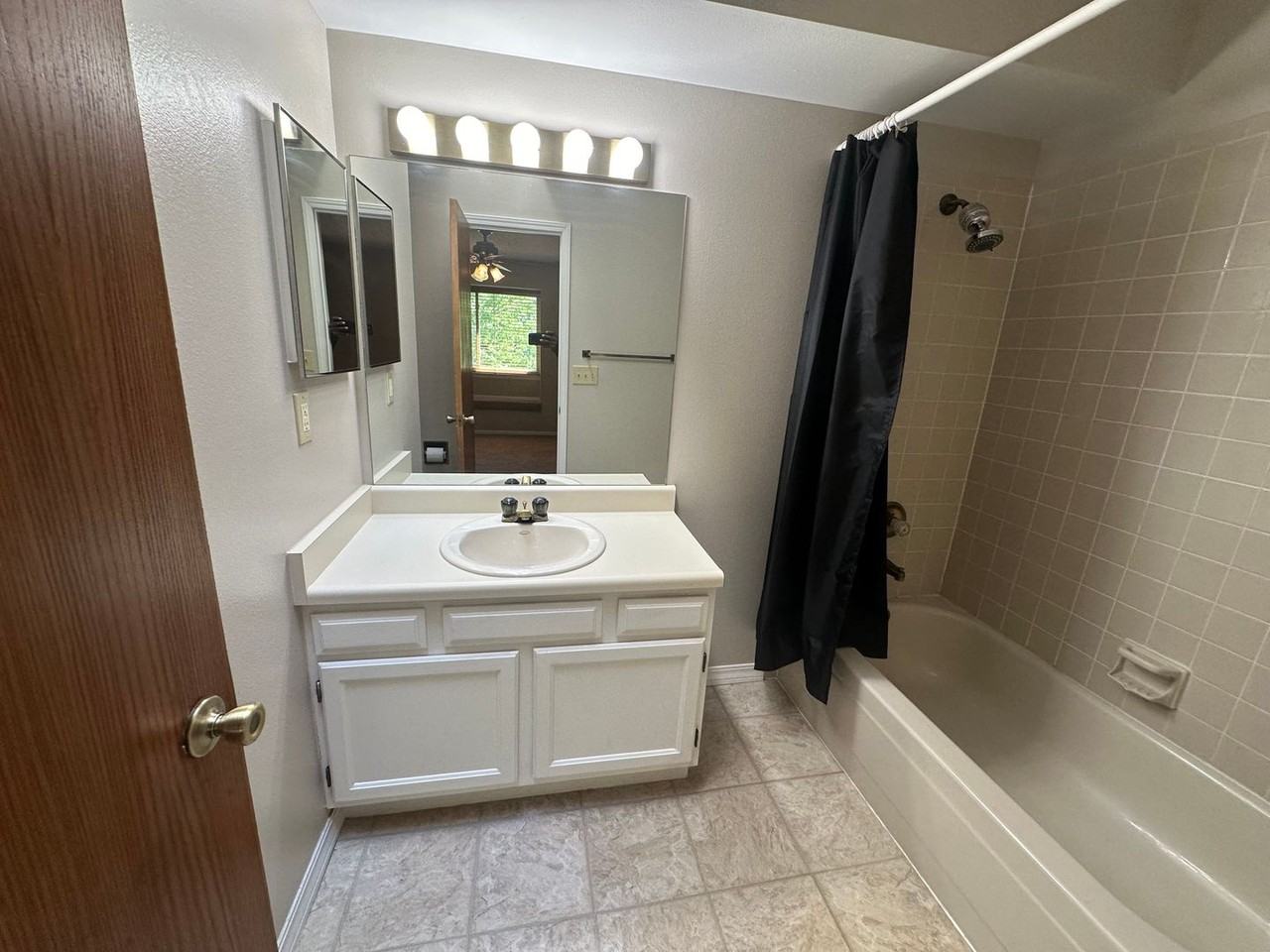 488 W Rockrimmon Blvd #B - Photo 5 of 13