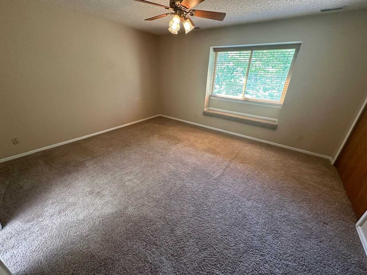 488 W Rockrimmon Blvd #B - Photo 6 of 13