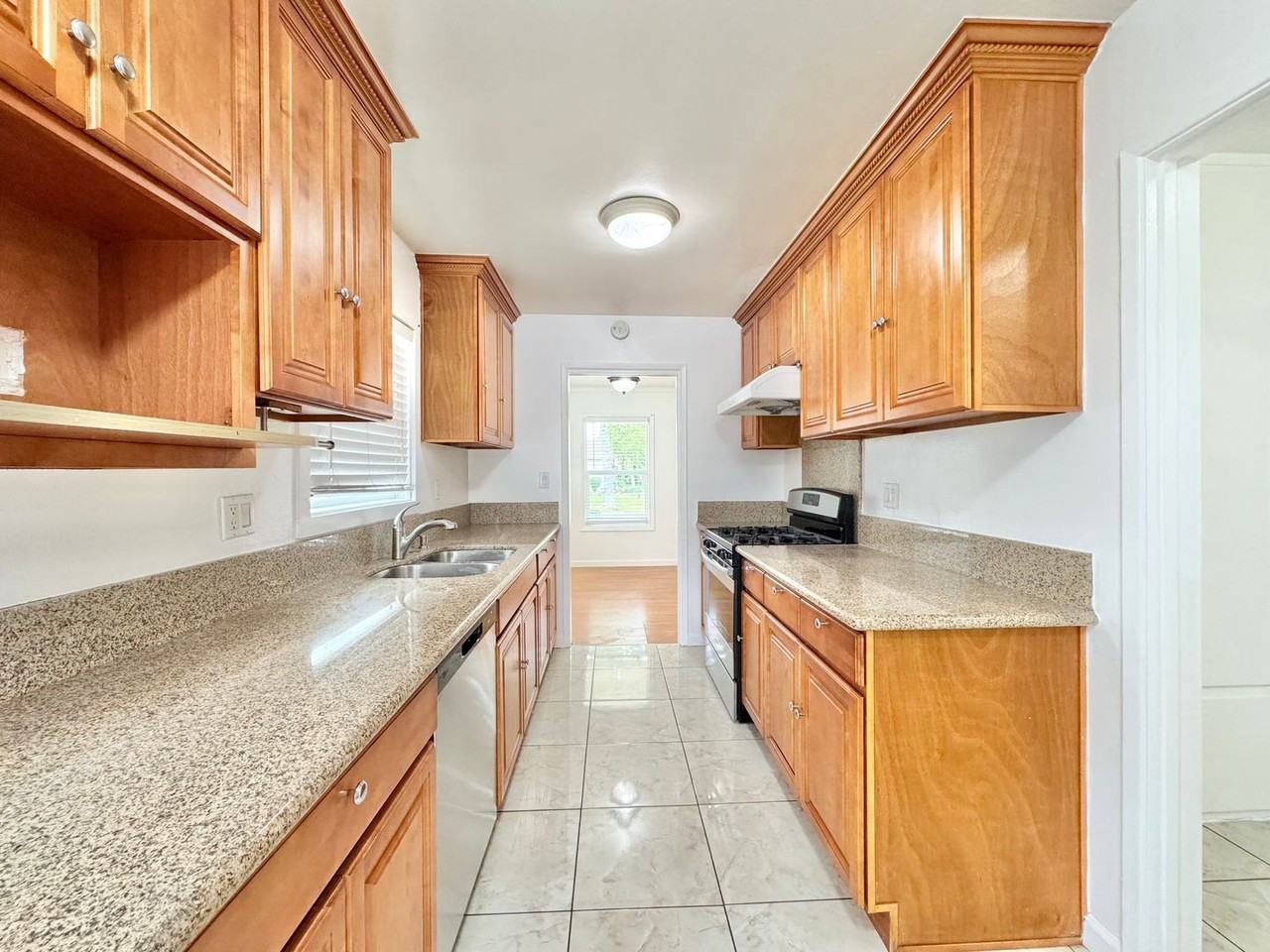 806 W Park Ln - Photo 2 of 21