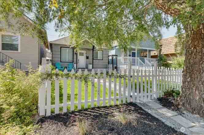 3212 Oakes Ave - Photo 2 of 17