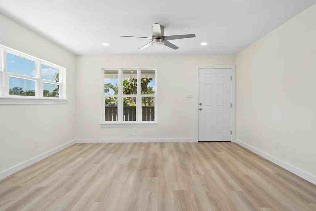 424 Eloise Drive - Photo 2 of 14