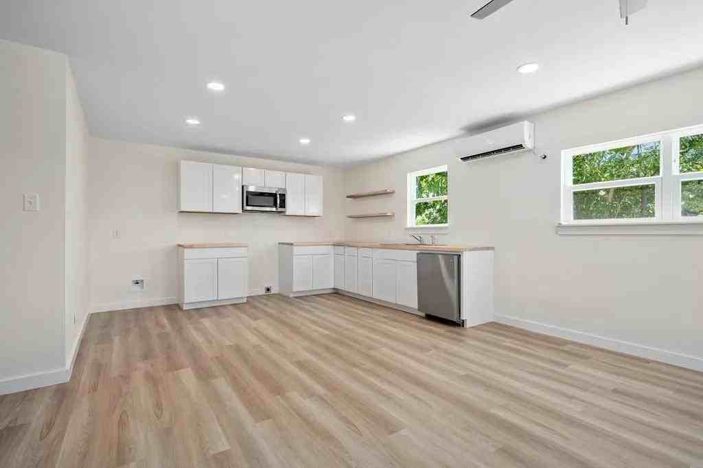 424 Eloise Drive - Photo 3 of 14