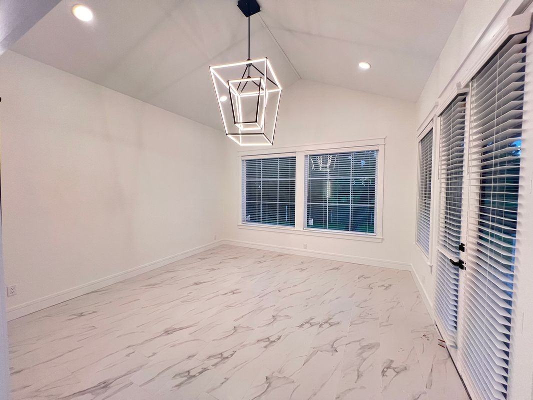 20156 Russell Dr - Photo 3 of 8