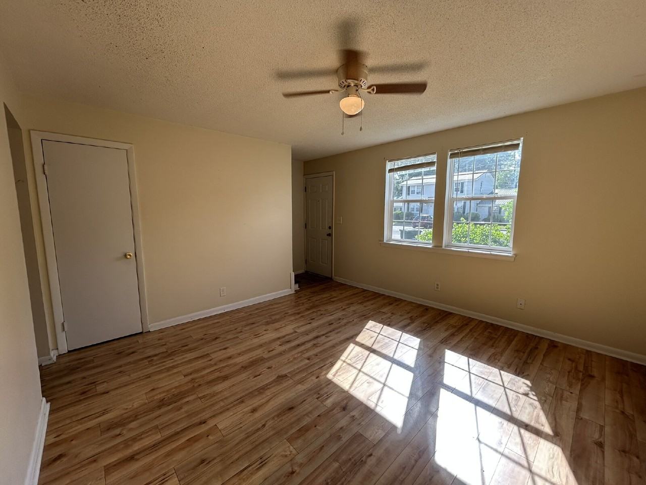 309 Pleasant St - Photo 3 of 10