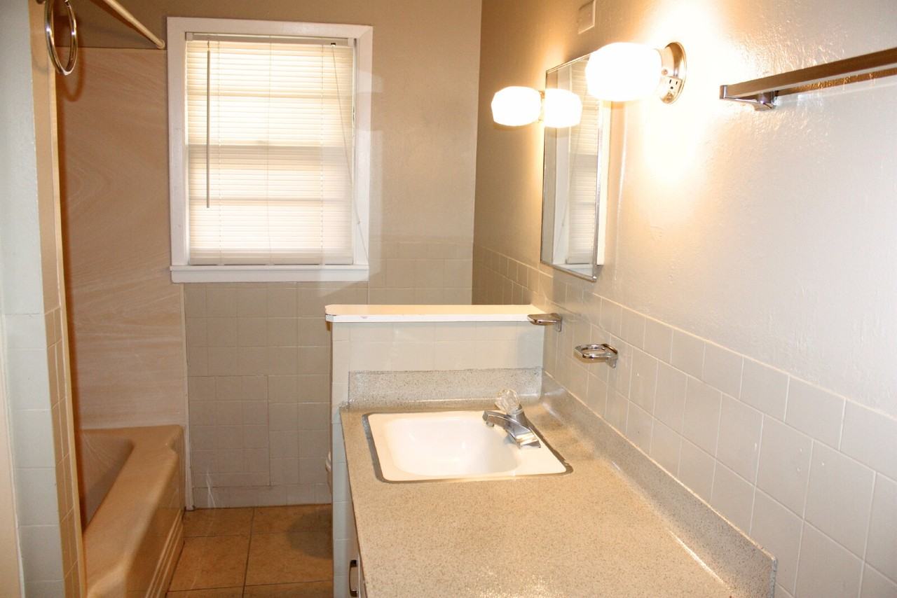 4608 44th St - Photo 7 of 8