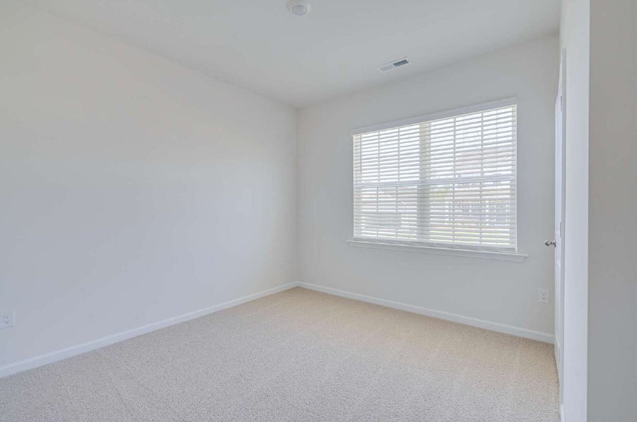 213 Moore Creek Dr - Photo 4 of 32