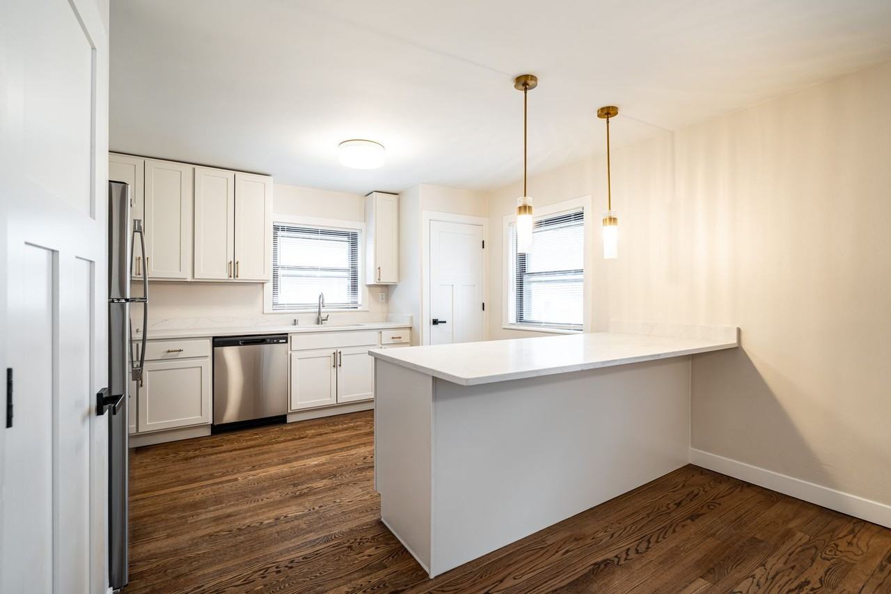 2600 E Kenwood Blvd - Photo 4 of 14