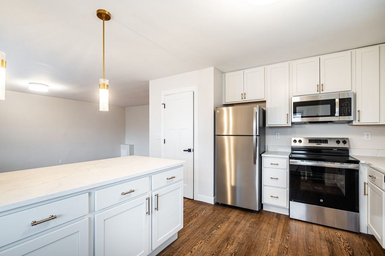2600 E Kenwood Blvd - Photo 7 of 14