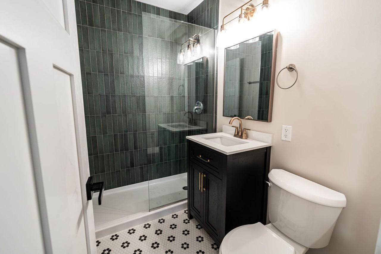 2600 E Kenwood Blvd - Photo 2 of 17