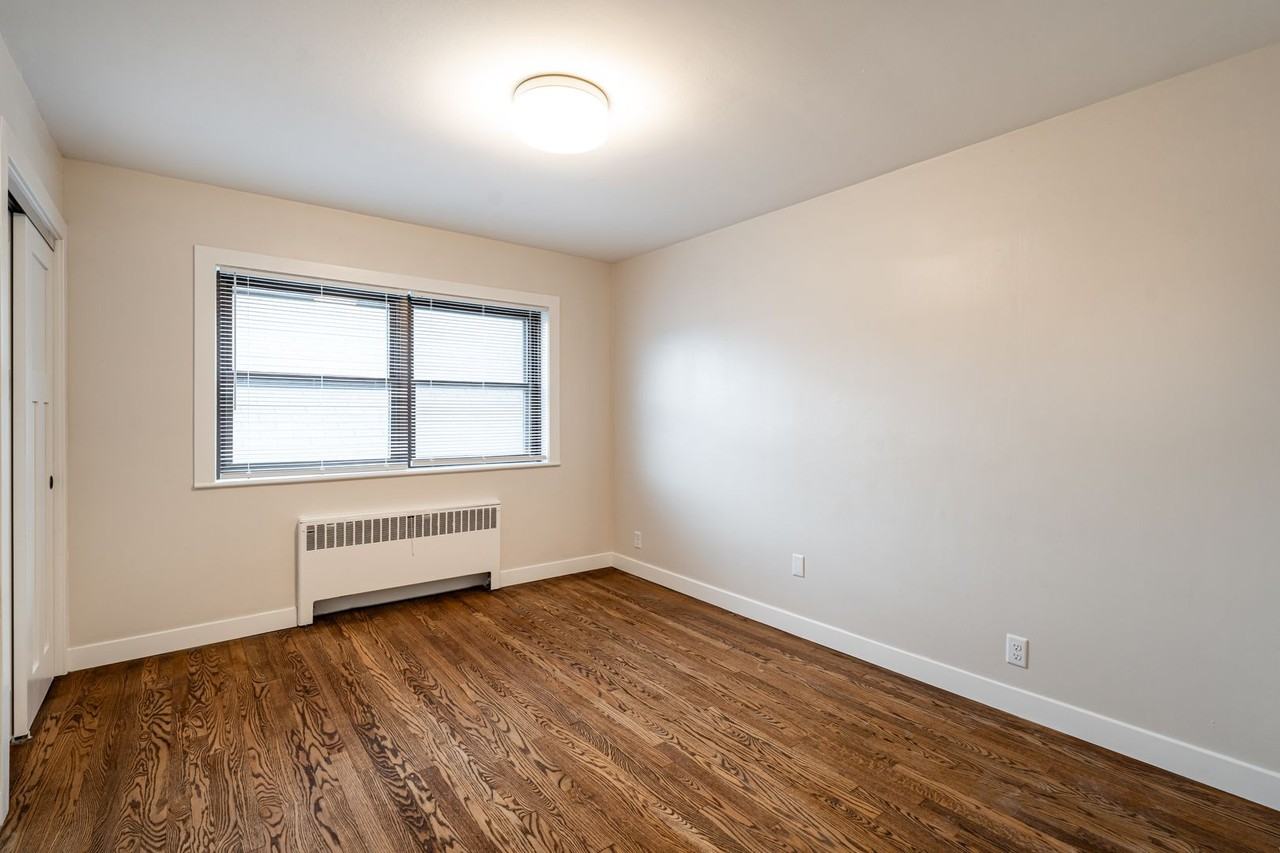 2600 E Kenwood Blvd - Photo 3 of 17
