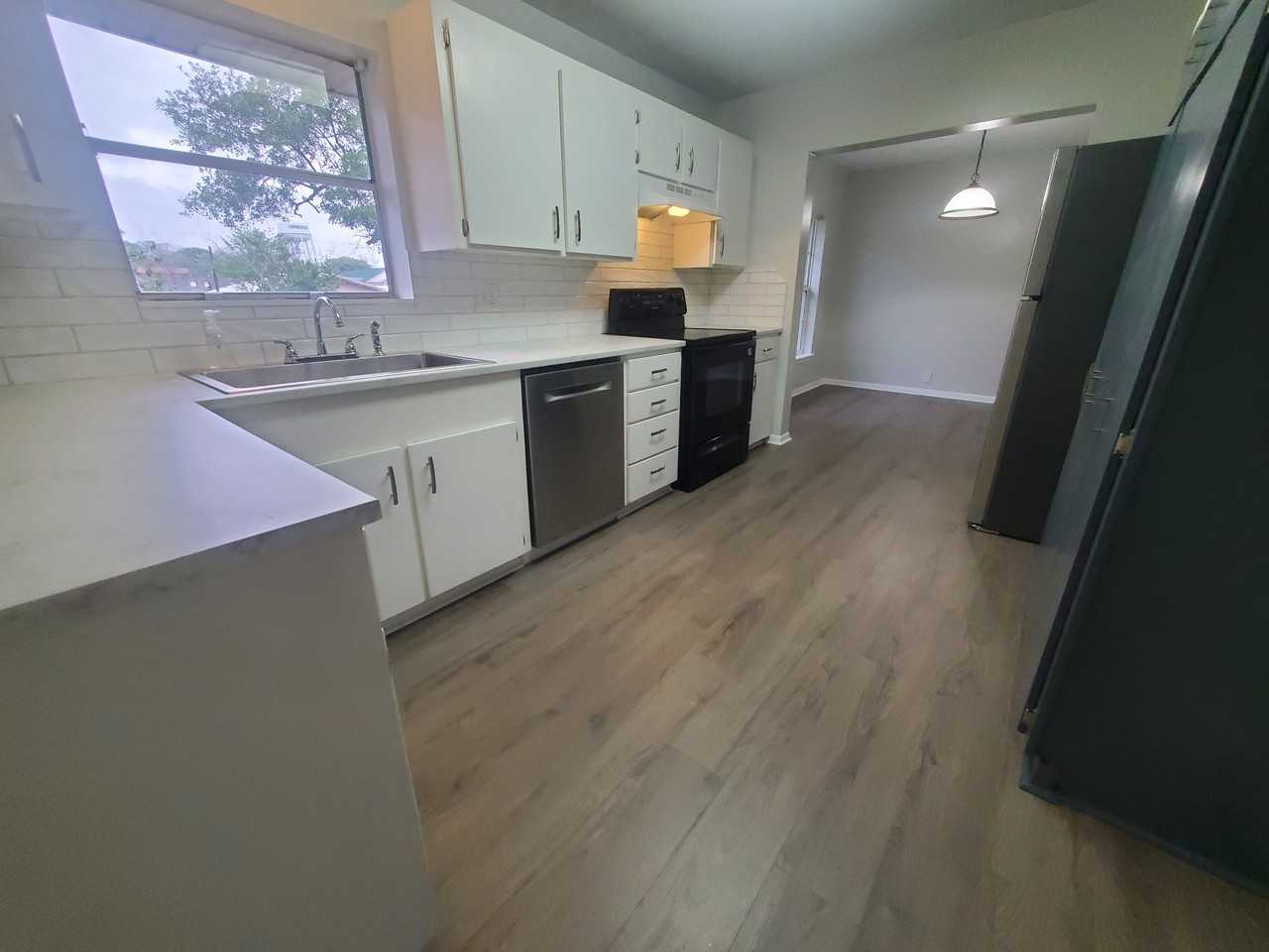 406 W Abbey St #B - Photo 2 of 20